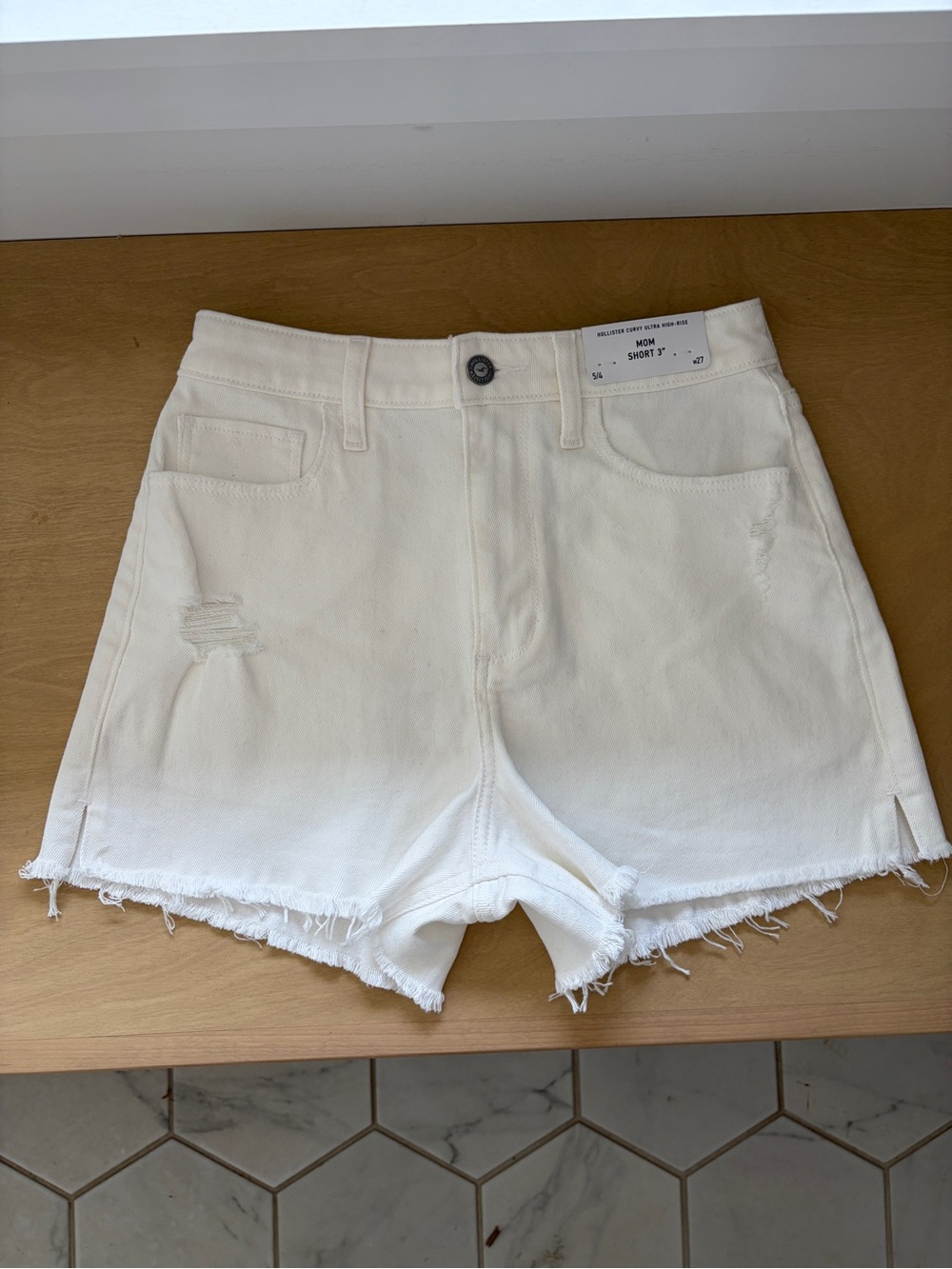 Hollister White Denim Fray Hem High Rise Mom Shorts | NWT | Size 5/27 Waist - Picture 2 of 3